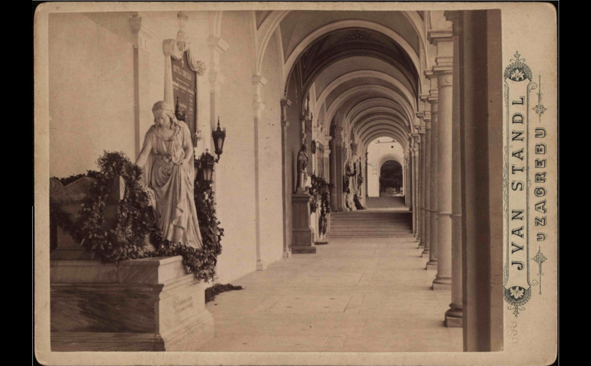 Groblje Mirogoj. Arkade 1895. godine. pogled kroz njihovu unutrašnjost (Foto Ivan Standl)